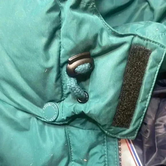 Champion coat, size Medium, Sustans made with DuPont Sorona.  Hunter green color - Picture 7 of 7